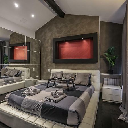 Stylish Apartment Near Duomo Milan Bagian luar foto