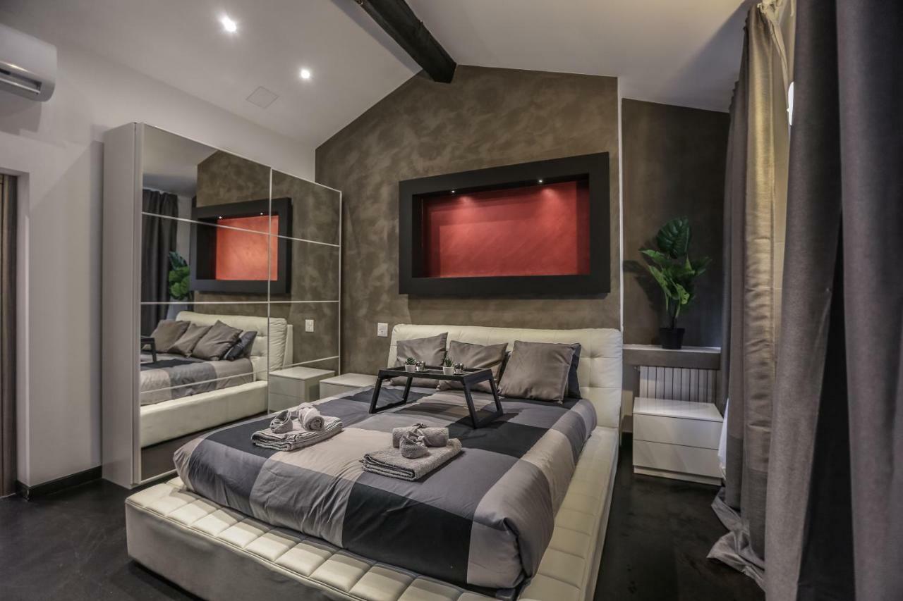 Stylish Apartment Near Duomo Milan Bagian luar foto