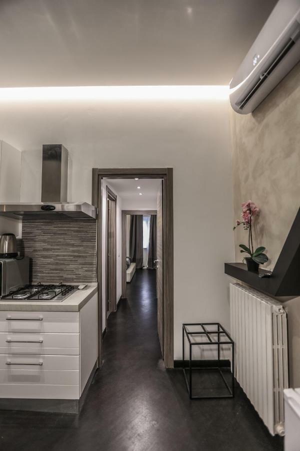 Stylish Apartment Near Duomo Milan Bagian luar foto
