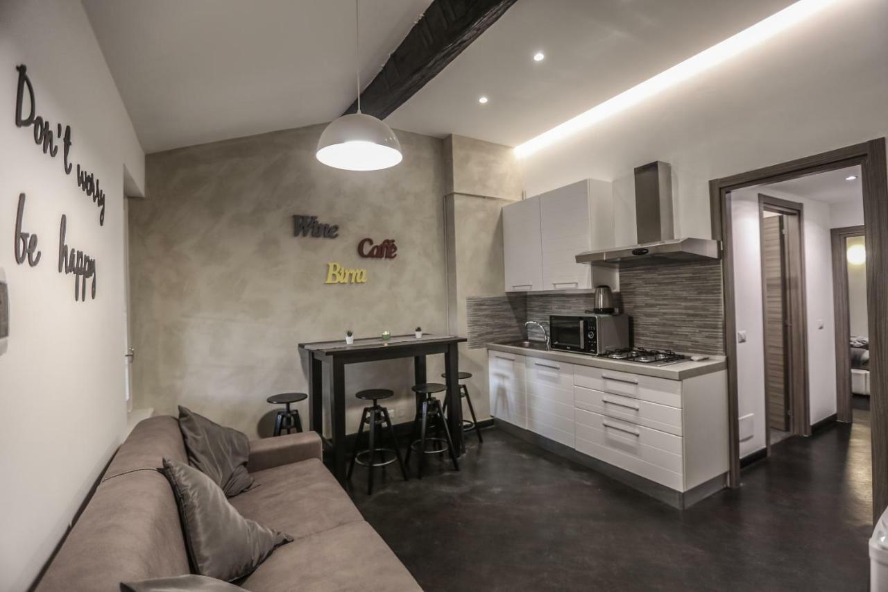 Stylish Apartment Near Duomo Milan Bagian luar foto