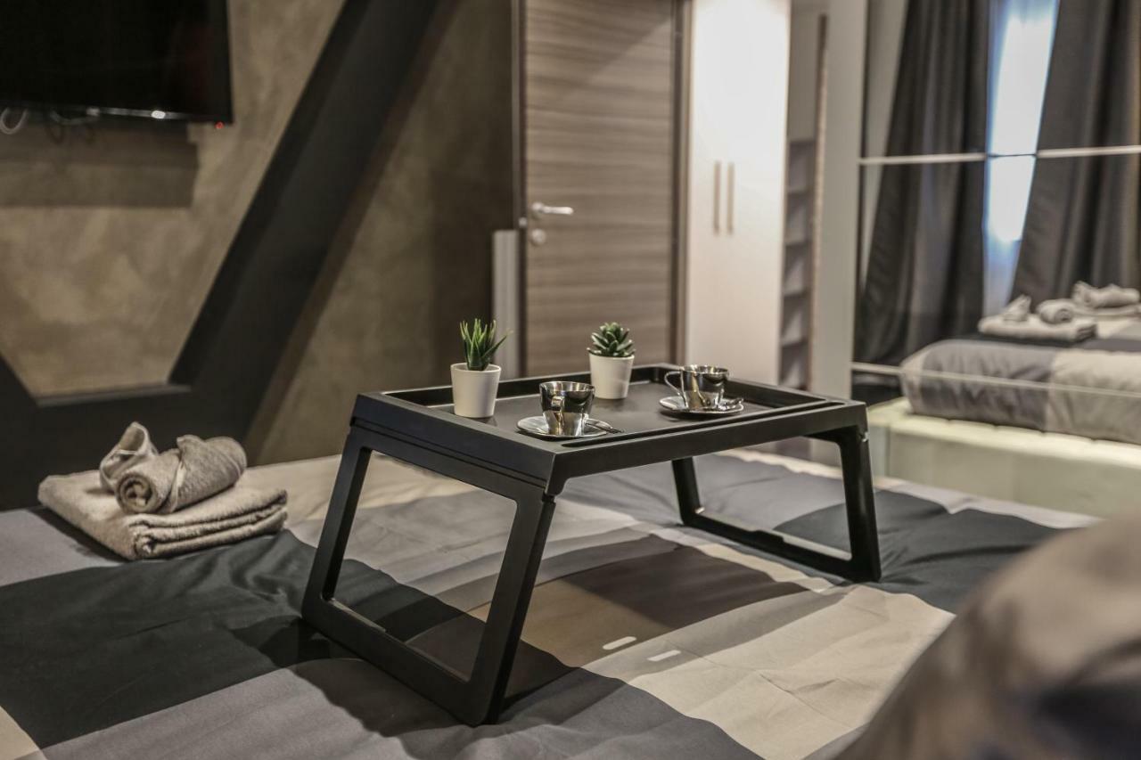 Stylish Apartment Near Duomo Milan Bagian luar foto
