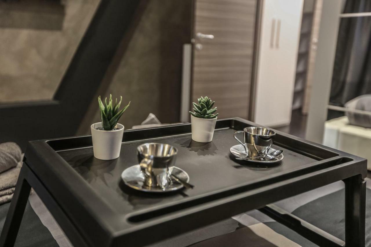Stylish Apartment Near Duomo Milan Bagian luar foto