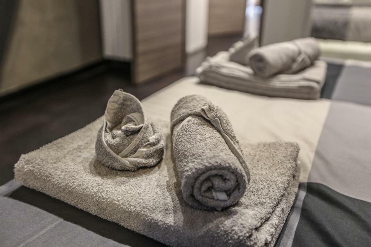 Stylish Apartment Near Duomo Milan Bagian luar foto