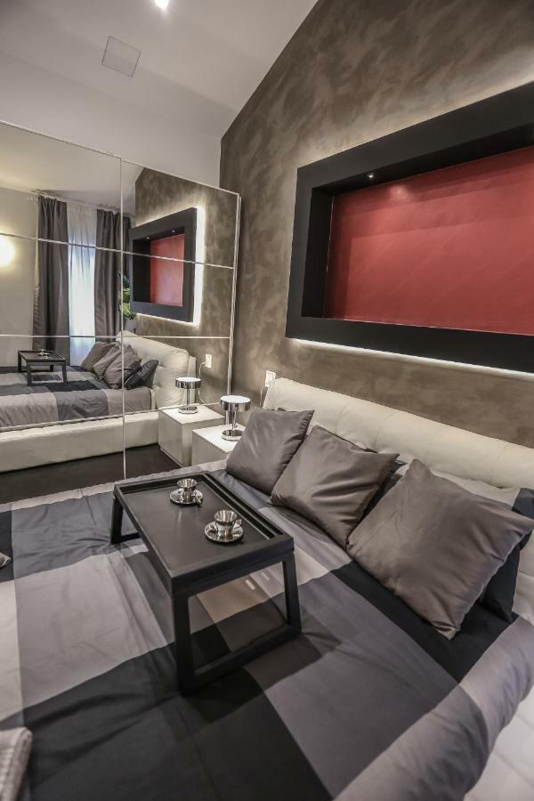 Stylish Apartment Near Duomo Milan Bagian luar foto