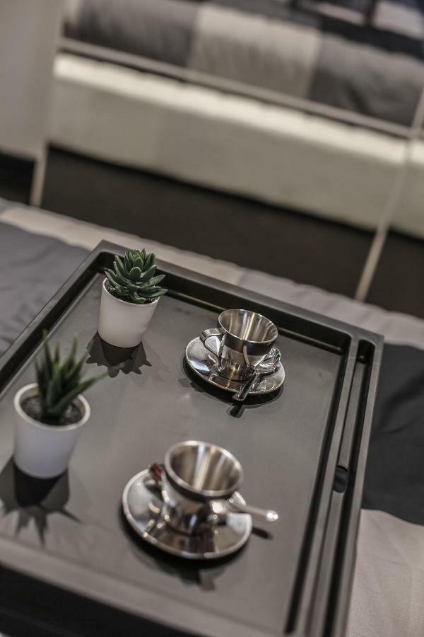 Stylish Apartment Near Duomo Milan Bagian luar foto