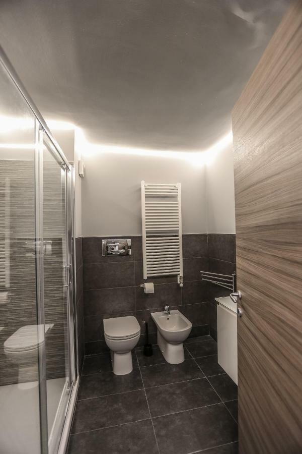 Stylish Apartment Near Duomo Milan Bagian luar foto