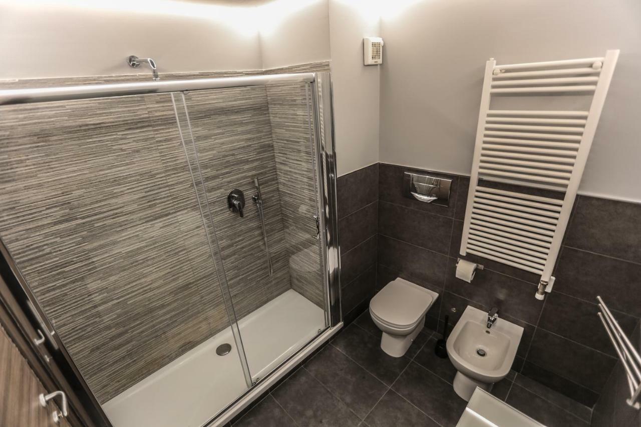 Stylish Apartment Near Duomo Milan Bagian luar foto