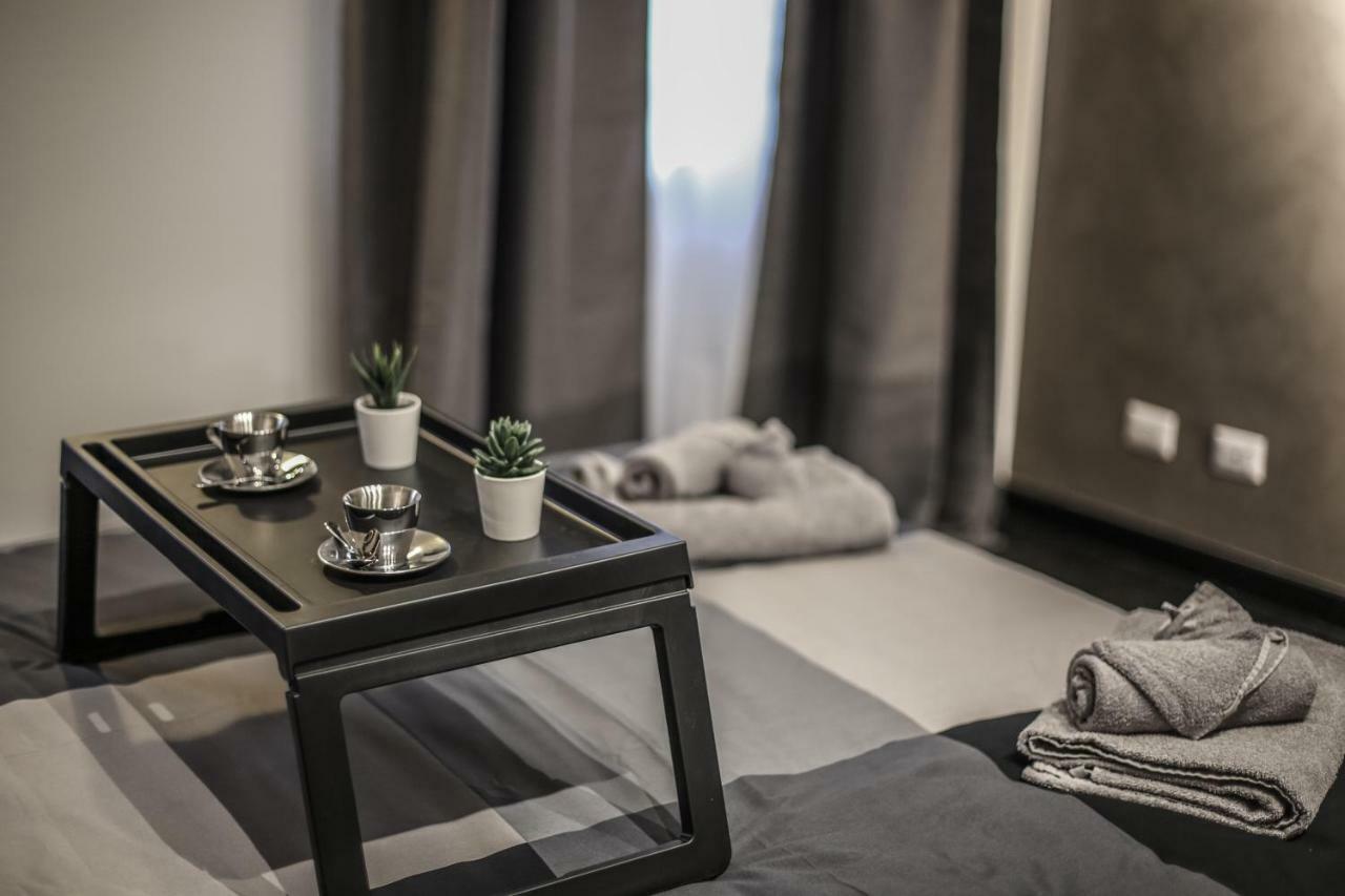 Stylish Apartment Near Duomo Milan Bagian luar foto
